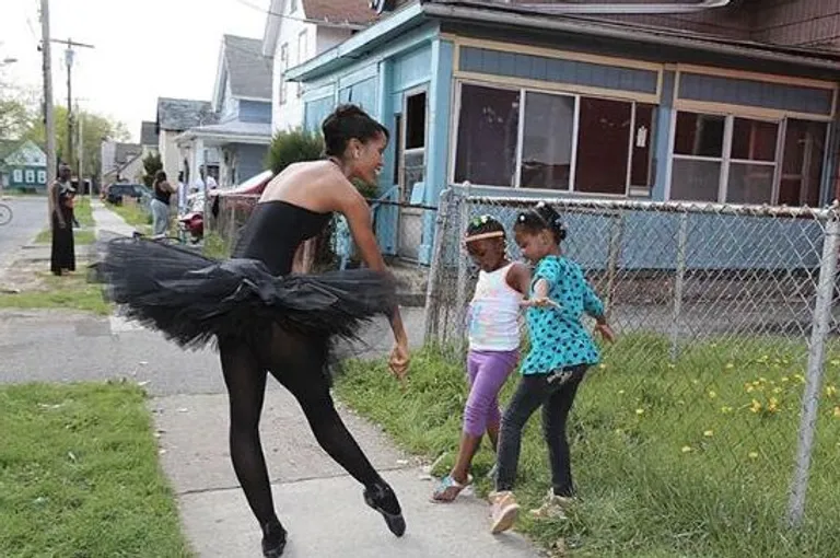 Balerina Aesha Ash pokazuje djevojčicama na ulici balet kako bi ih potaknula da ostvare svoje snove.