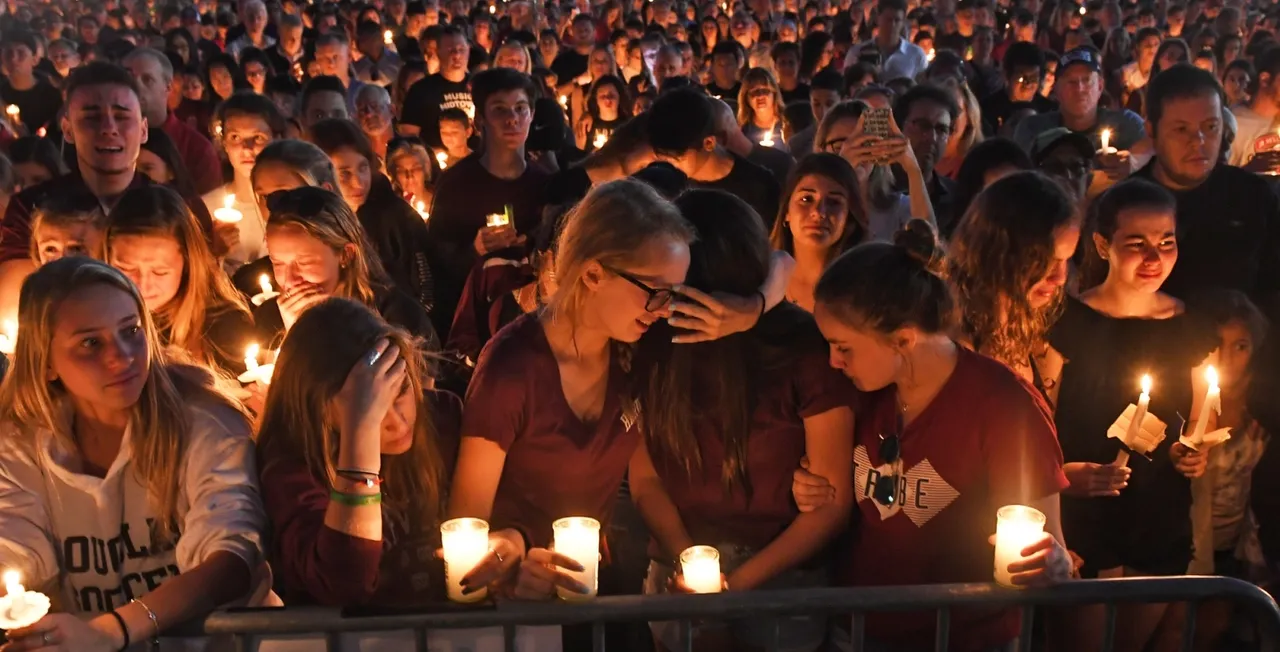 Građani odaju počast žrtvama jednog od najvećih školskih pokolja u američkoj povijesti
