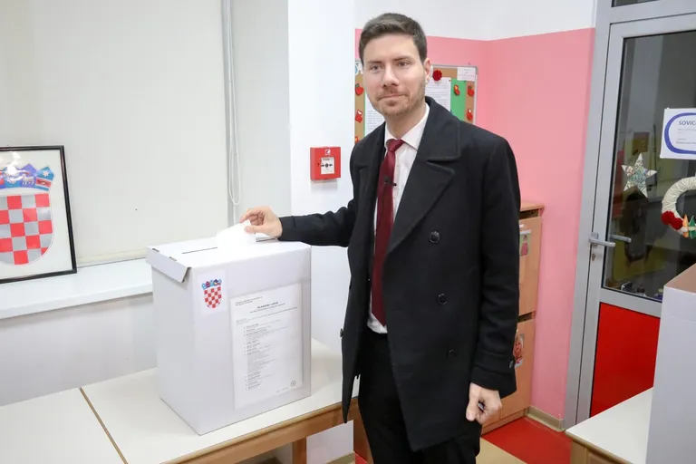Predsjednički kandidat Ivan Pernar glasovao na predsjedničkim izborima