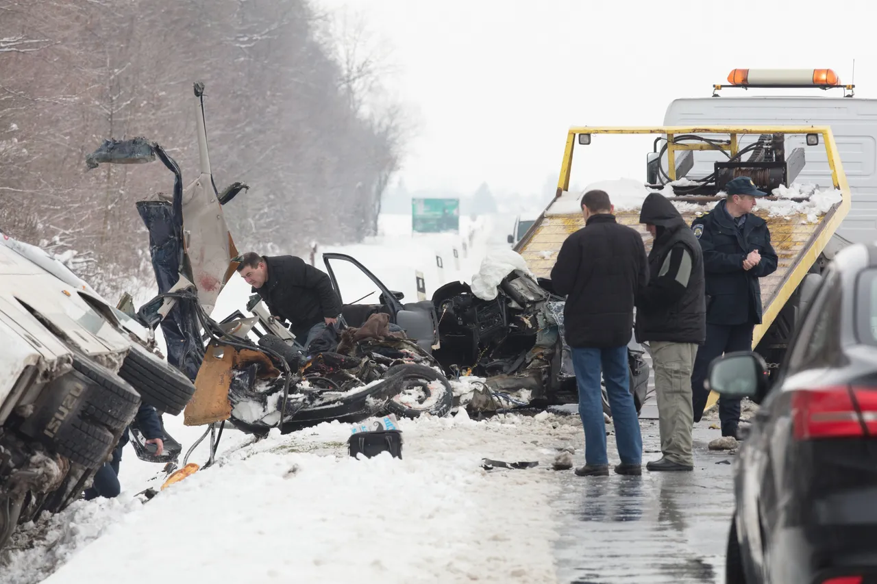 Tri osobe poginule u sudaru minibusa i automobila kod Donjeg Miholjca