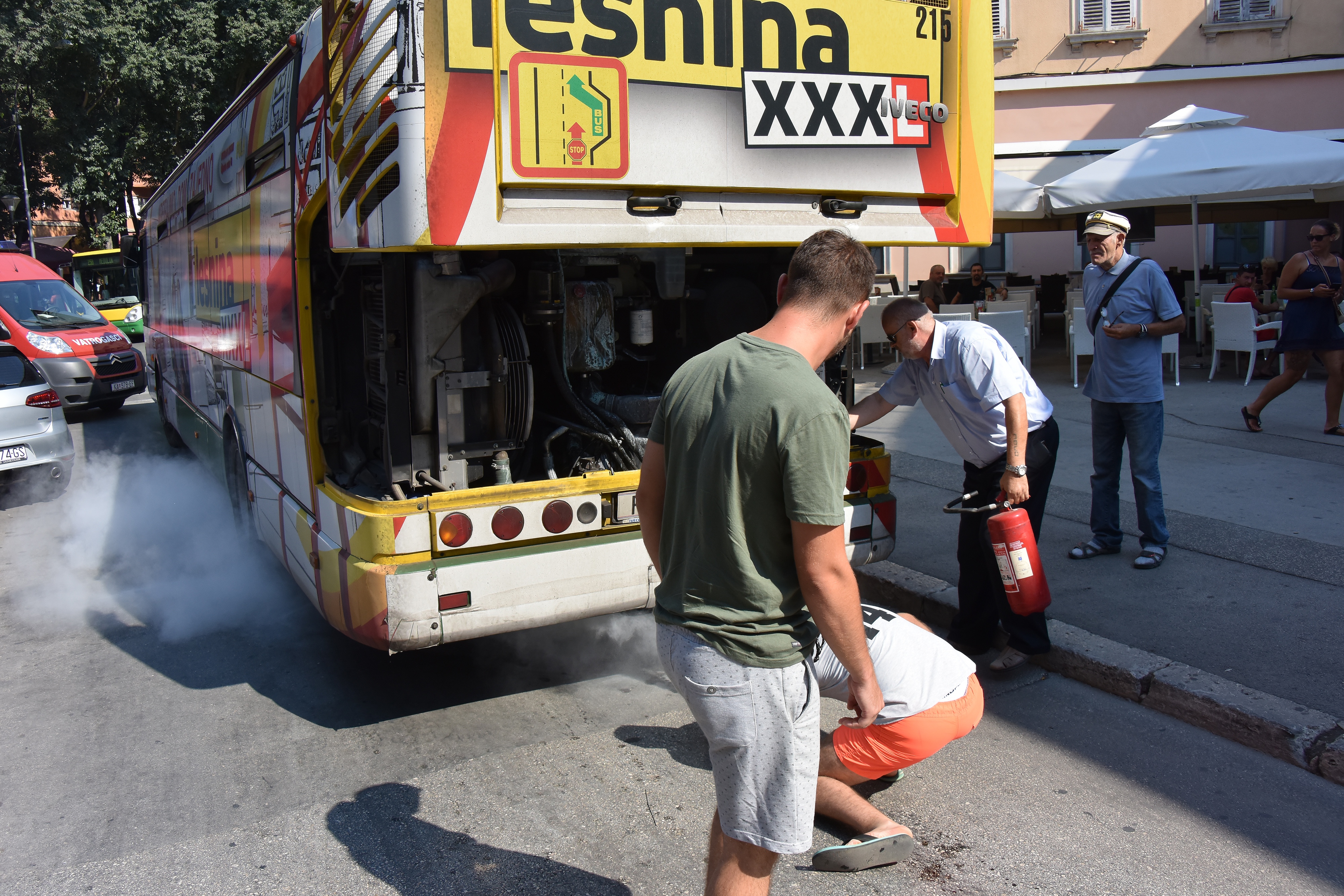 Pula: Vatrogasci DVD-a ugasili požar na autobusu te spriječili veću  materijalnu štetu