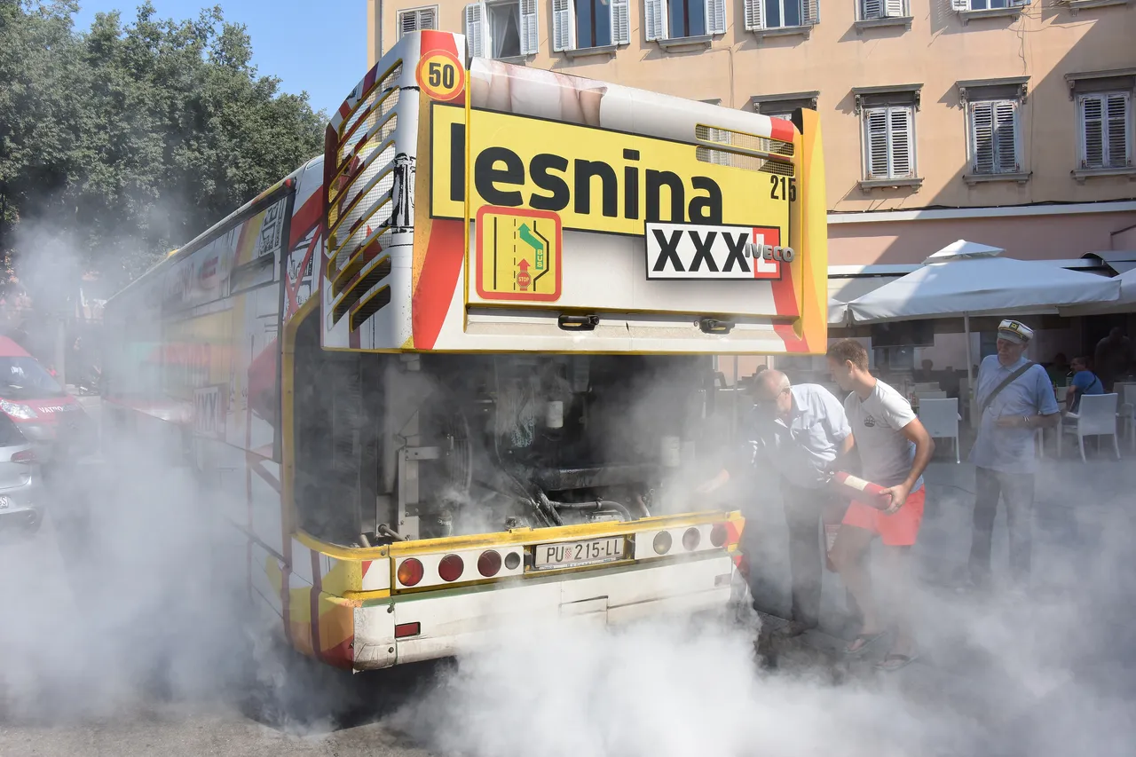 Pula: Vatrogasci DVD-a ugasili požar na autobusu te spriječili veću materijalnu štetu