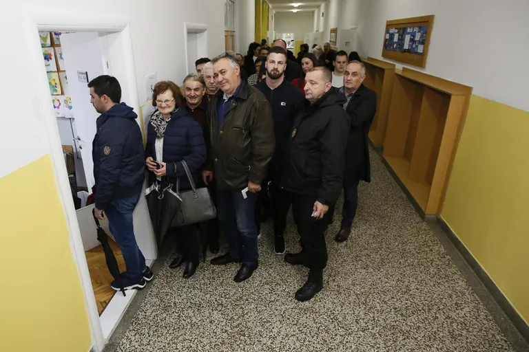 Ogromne gužve na biralištu u Mostaru, ljudi čekaju par sati kako bi glasovali.