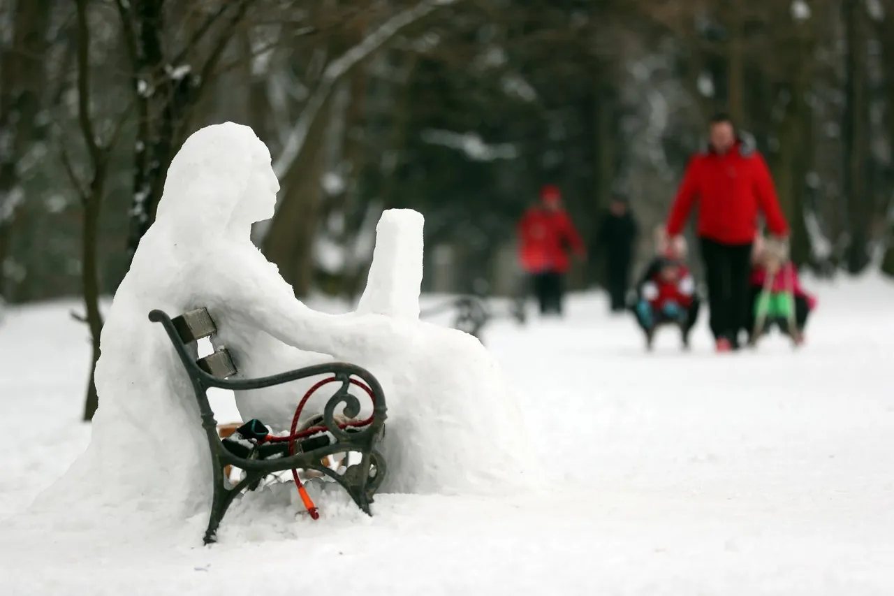 U parku Maksimir od snijega napravljena skulptura žene koja sjedi i čita knjigu