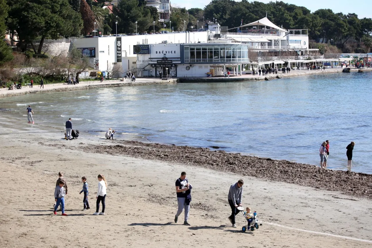Nakon niskih temperatura Splićani uživaju u sunčanom danu na Bačvicama