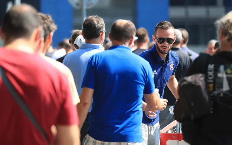 FOTO Navala na Dinamovu utakmicu godine: Igrači navijačima koji kupuju ulaznice dijelili vodu