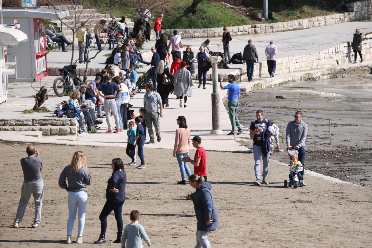 Nakon niskih temperatura Splićani uživaju u sunčanom danu na Bačvicama