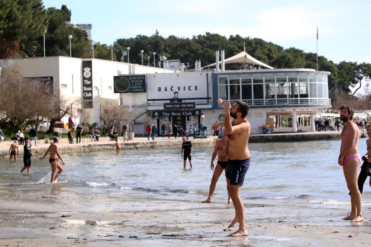 Nakon niskih temperatura Splićani uživaju u sunčanom danu na Bačvicama