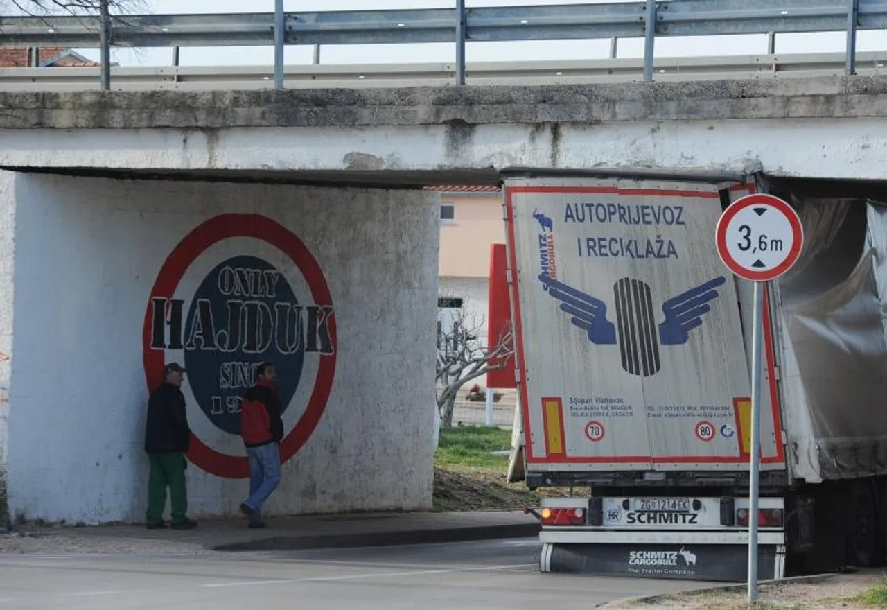 Kamion zapeo za nadvožnjak