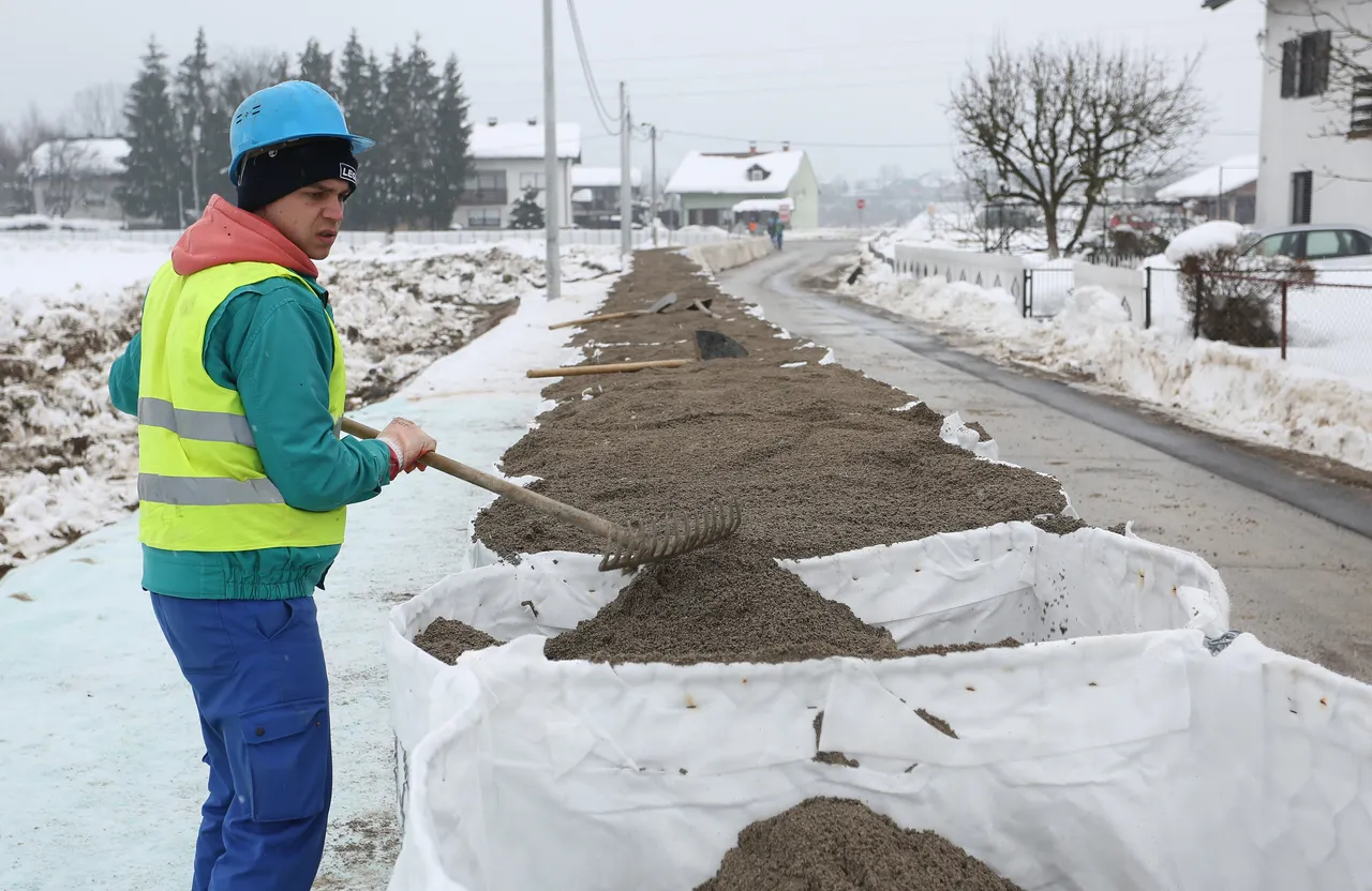 U karlovačkim naseljima Logorište, Mala Svarca i Mostanje nastavljaju se radovi na postavljanju box barijera kao obranu od mogućih poplava uslijed otapanja snijega. U narednih 30 dana trebalo bi biti postavljeno barijera u ukupnoj dužini pet kilometara