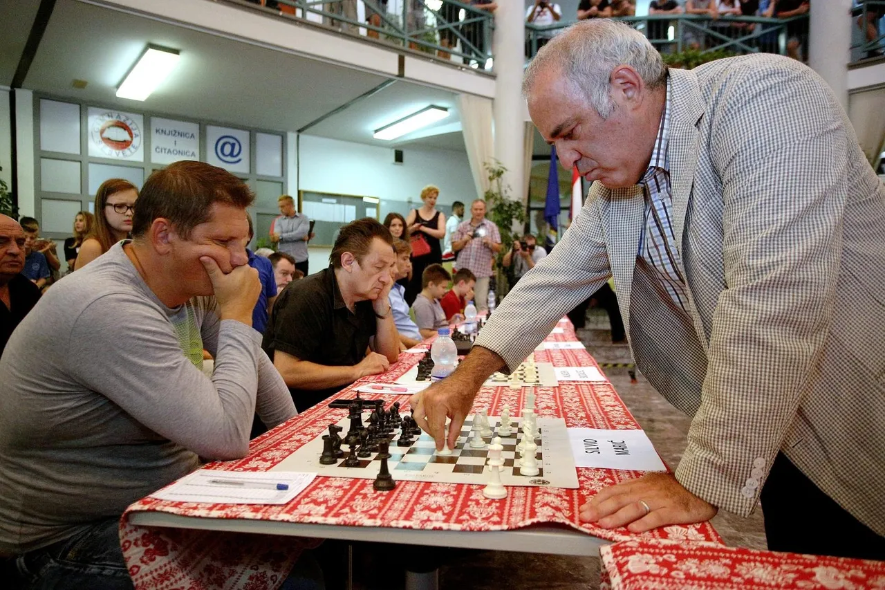 Gari Kasparov u Sesvetama dobio hrvatski dres i odigrao simultanku s osobama iz javnog života