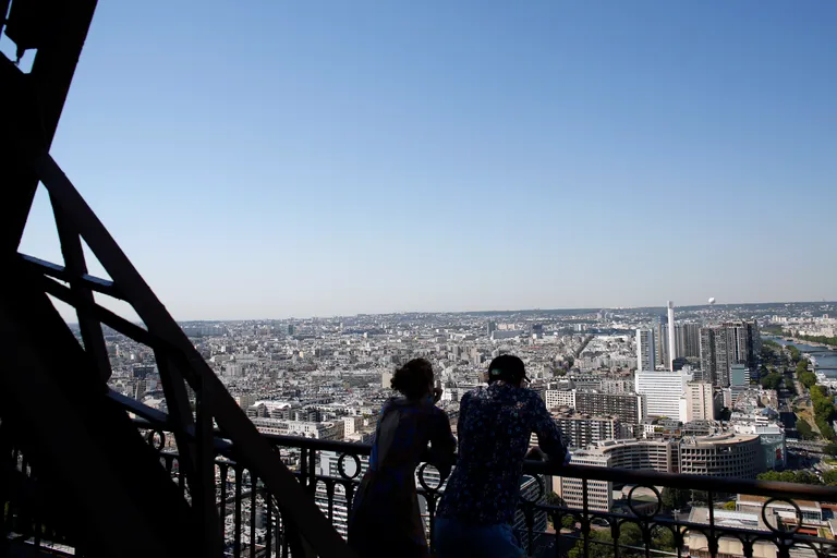 Prvi posjetitelji: Ponovno je otvoren Eiffelov toranj