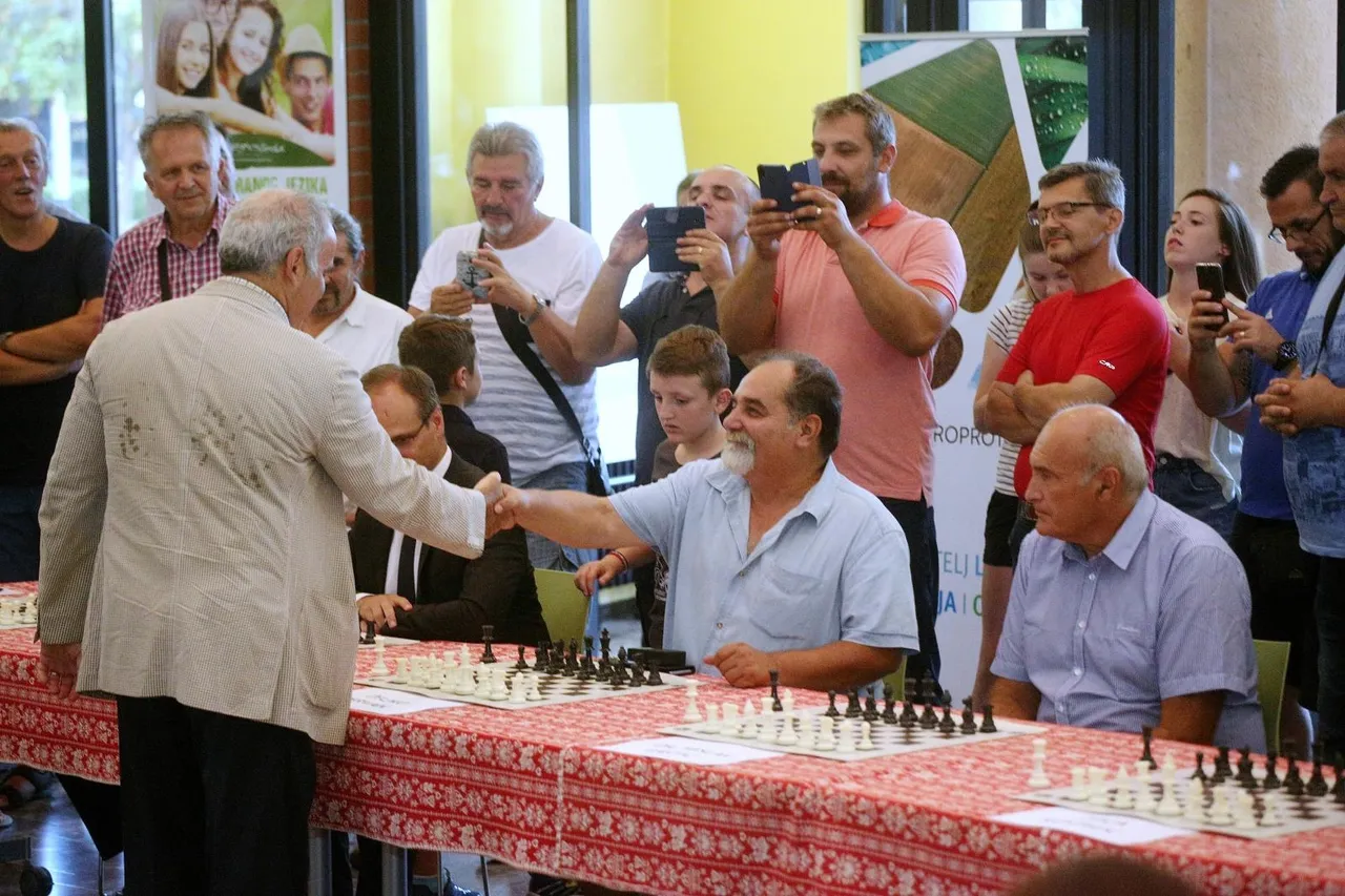 Gari Kasparov u Sesvetama dobio hrvatski dres i odigrao simultanku s osobama iz javnog života