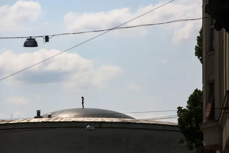 Nina Kamenjarin gola na vrhu džamije