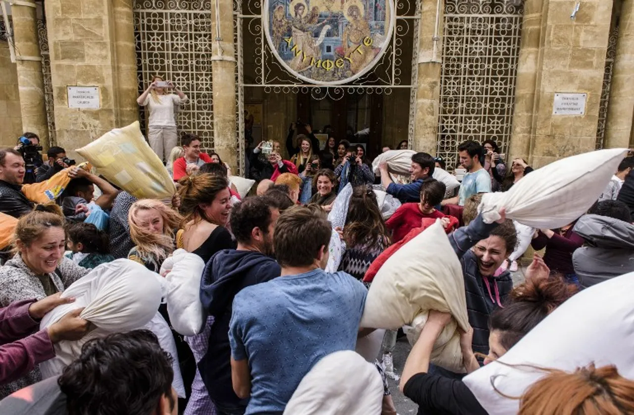 CYPRUS-LIFESTYLE-PILLOW FIGHT