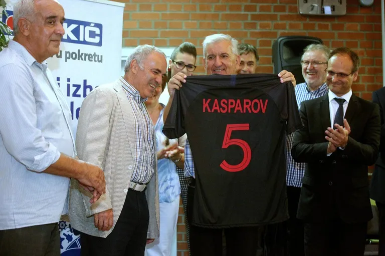 Gari Kasparov u Sesvetama dobio hrvatski dres i odigrao simultanku s osobama iz javnog života