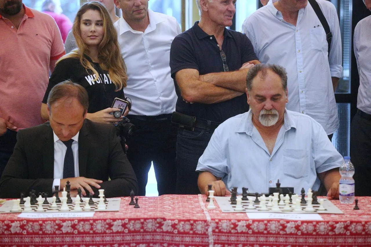 Gari Kasparov u Sesvetama dobio hrvatski dres i odigrao simultanku s osobama iz javnog života