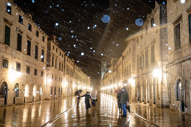Čudesan prizor: U Dubrovniku zalepršale prve snježne pahulje