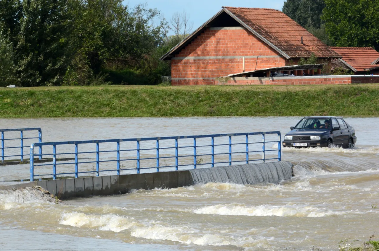 Hrastelnica: zbog ispuštanja Save u Lonjsko polje poplavljen most na lokalnoj cesti