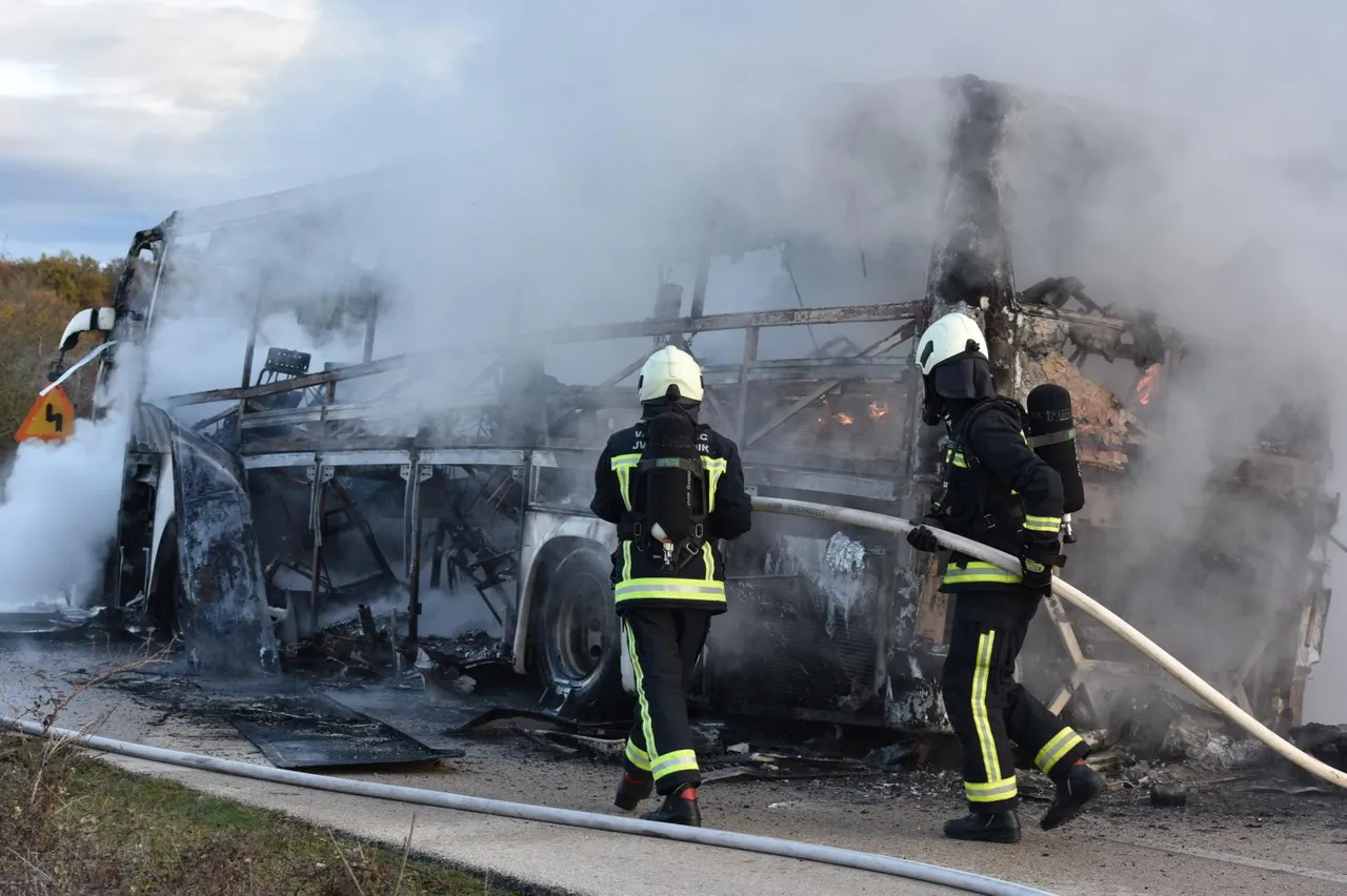 Danilo Kraljice: Vatrogasci gase autobus koji se zapalio