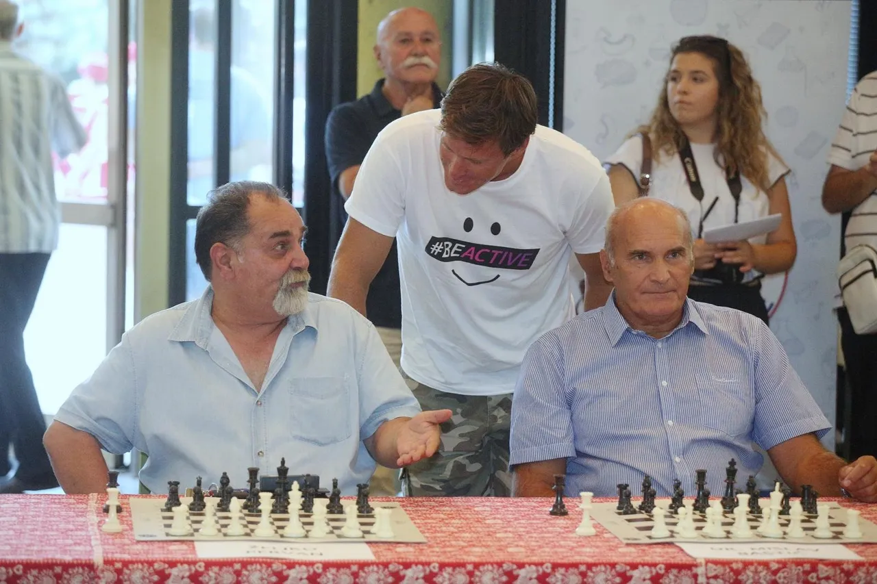 Gari Kasparov u Sesvetama dobio hrvatski dres i odigrao simultanku s osobama iz javnog života