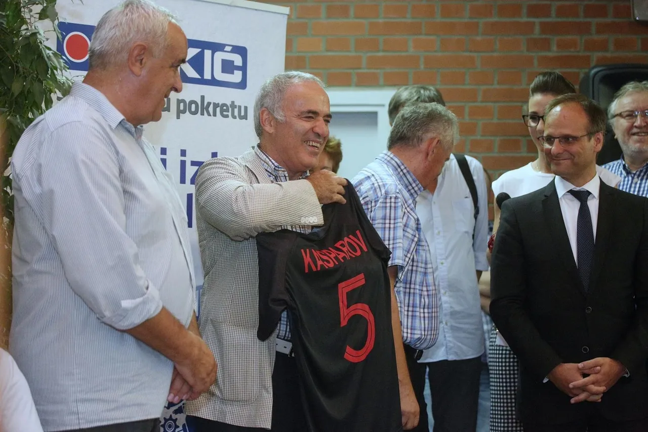 Gari Kasparov u Sesvetama dobio hrvatski dres i odigrao simultanku s osobama iz javnog života