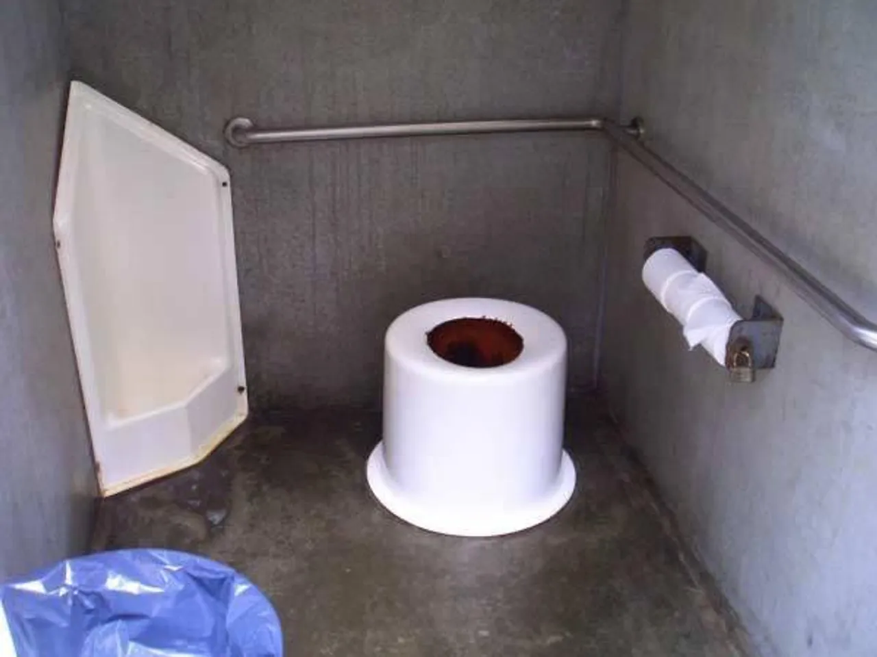 toilet-designs-so-bad-youd-think-theyre-full-of-st-29-photos-16