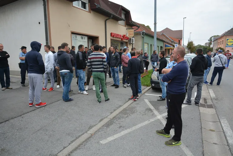 Napeta atmosfera u Slatini: obitelj i prijatelji izbodenih mladića okupili se ispred policijske postaje