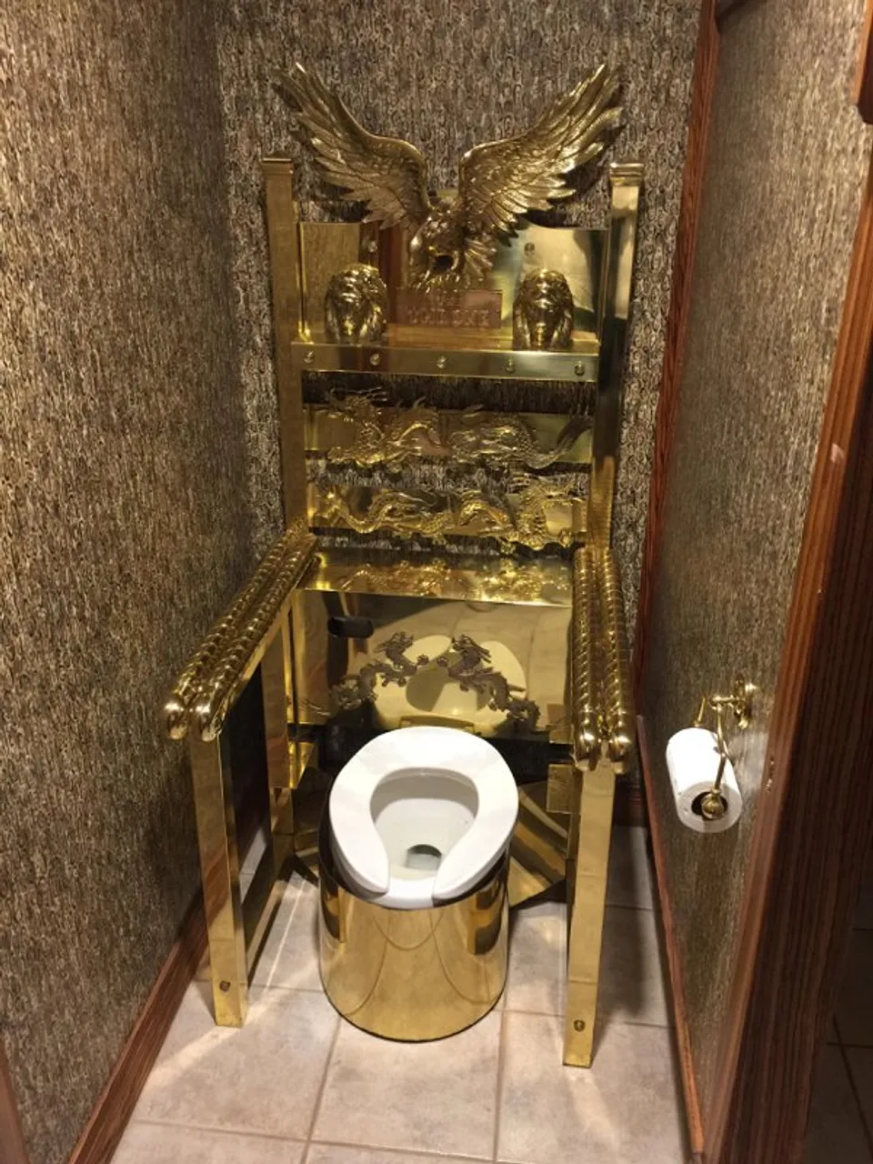 toilet-designs-so-bad-youd-think-theyre-full-of-st-29-photos-1