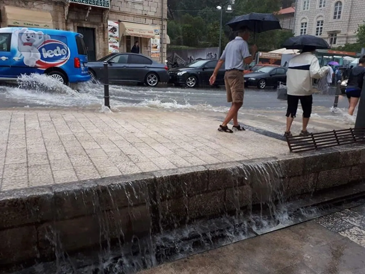 Posljedice grmljavinskih pljuskova u Dubrovniku: poplavljene ulice, skalinima se ne može proći