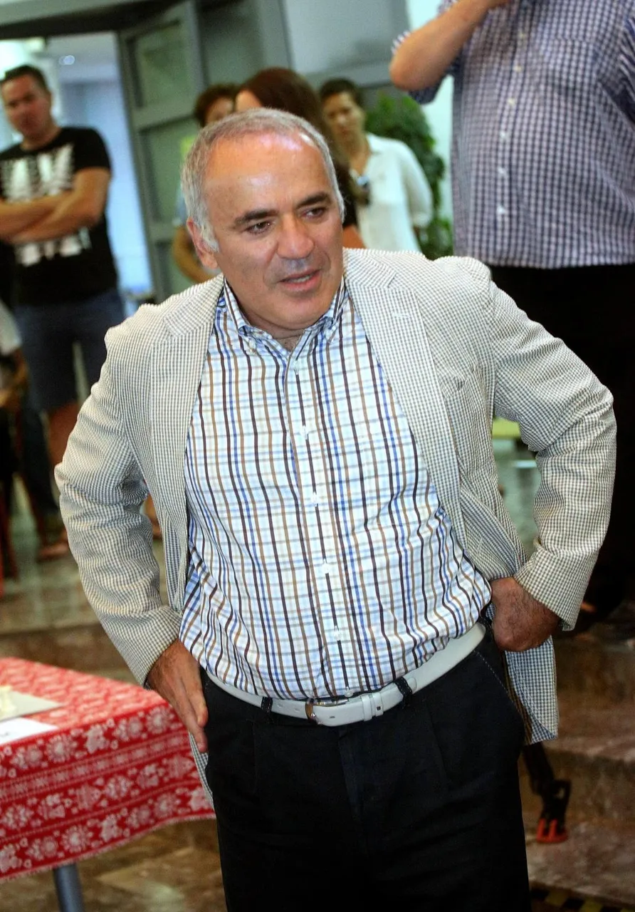 Gari Kasparov u Sesvetama dobio hrvatski dres i odigrao simultanku s osobama iz javnog života