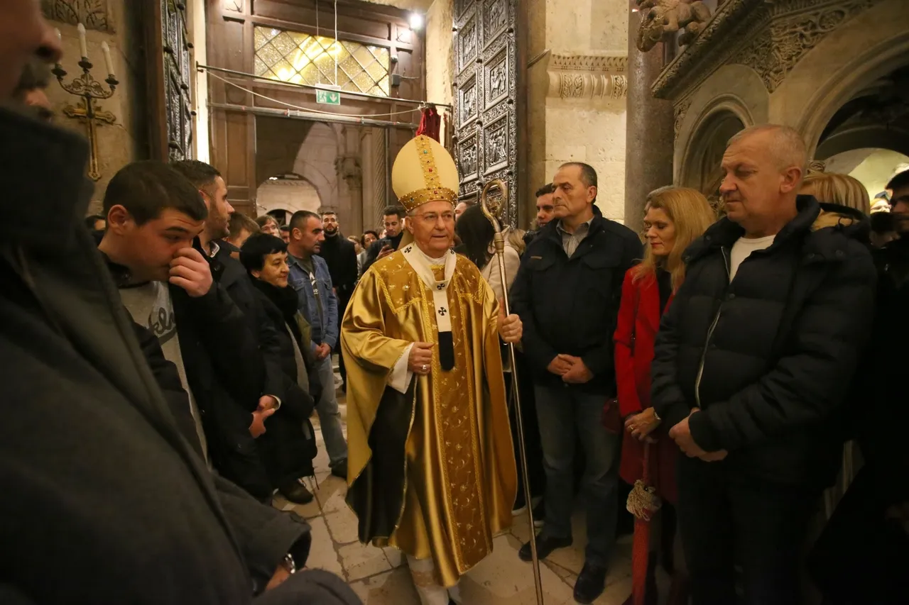 Mons. Marin Barišić predvodio polnoćku u splitskoj katedrali