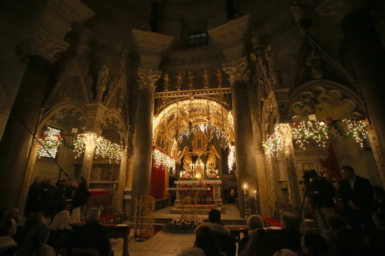 Mons. Marin Barišić predvodio polnoćku u splitskoj katedrali