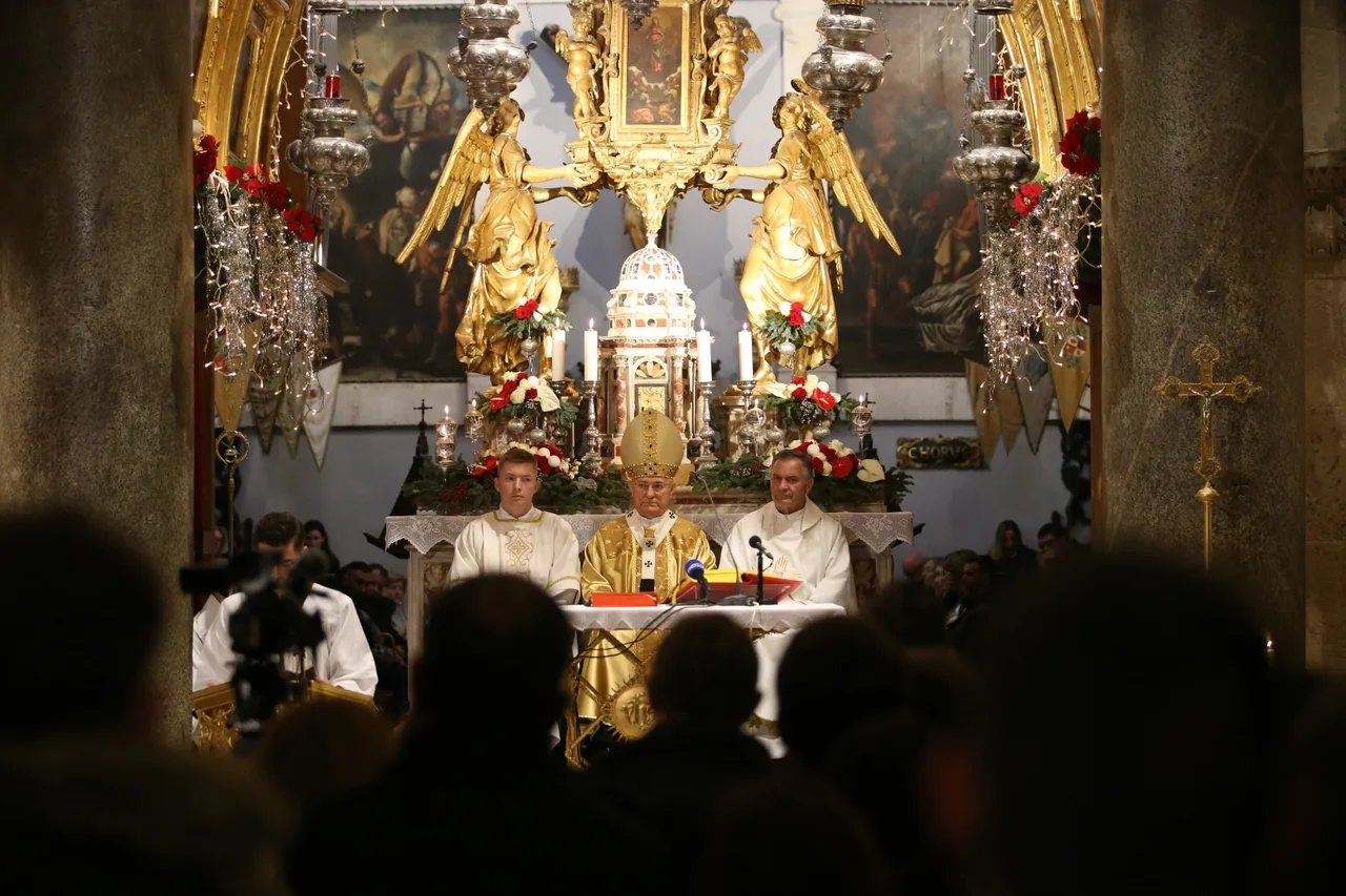 Mons. Marin Barišić predvodio polnoćku u splitskoj katedrali