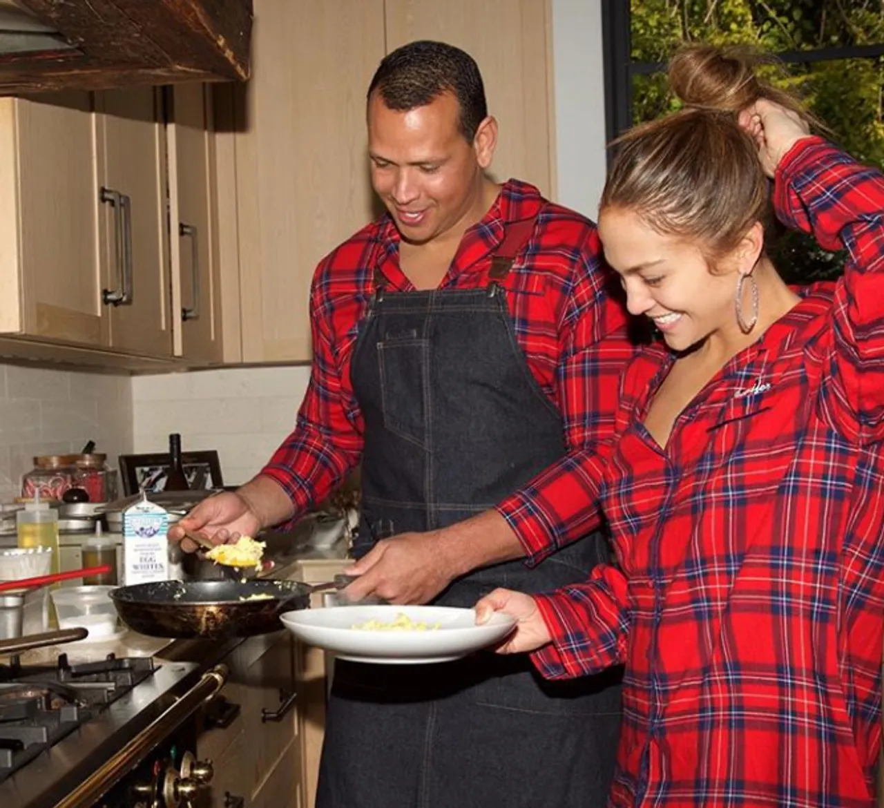 Jennifer Lopez dan je provela u matching crvenoj pidžami sa svojim dečkom Alexom Rodriguezom i kćerima u svom domu