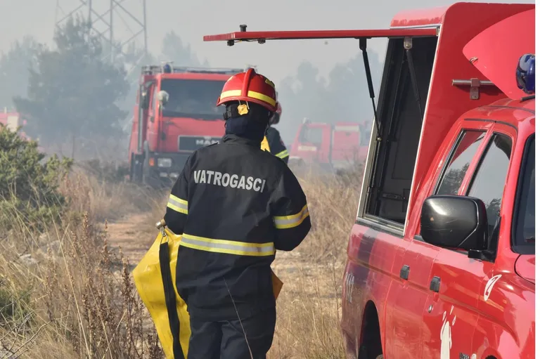 Požar kod Šibenika: U gašenju pomažu i protupožarne zračne snage MORH-a