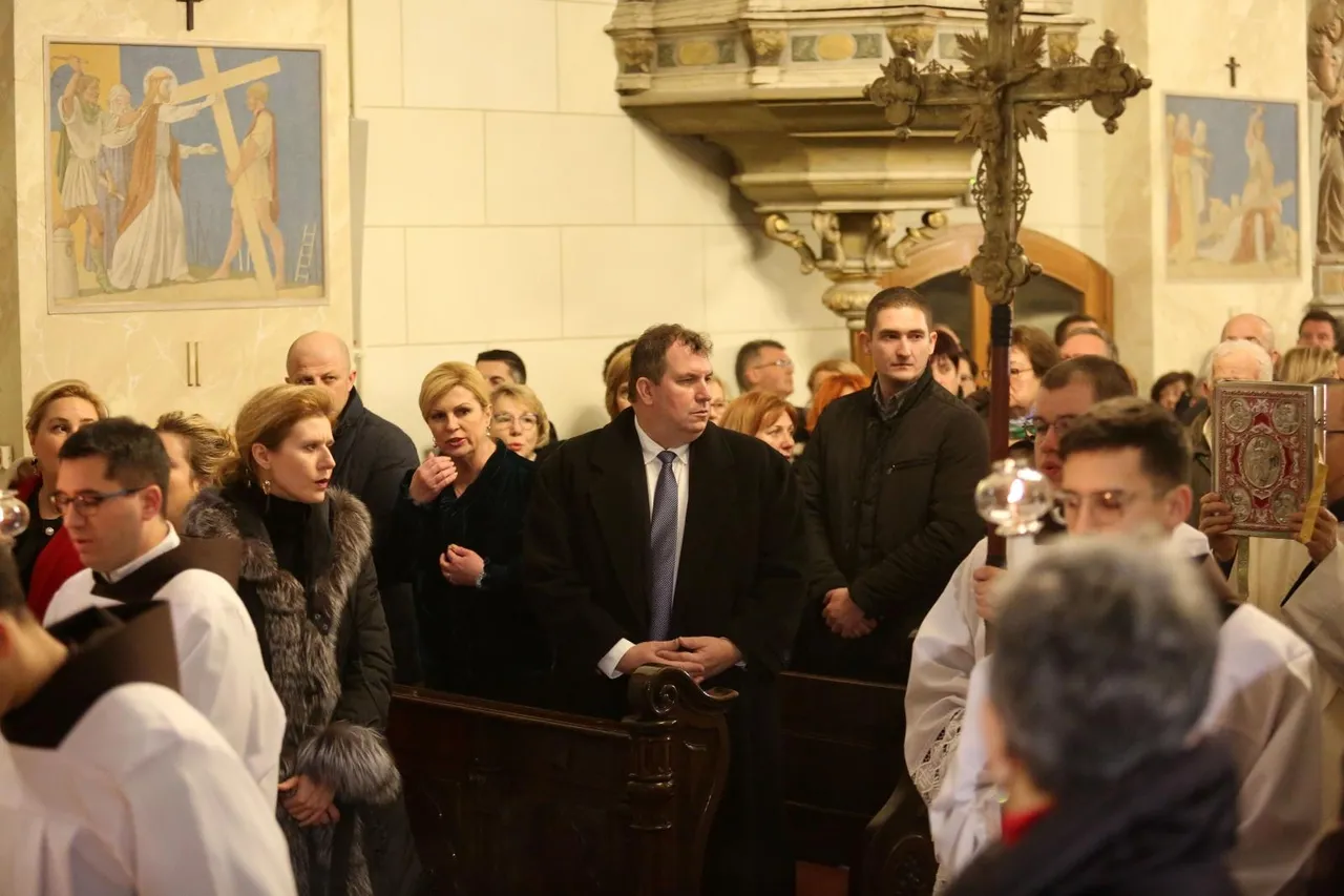 Grabar-Kitarović na misi polnoćki na Trsatu