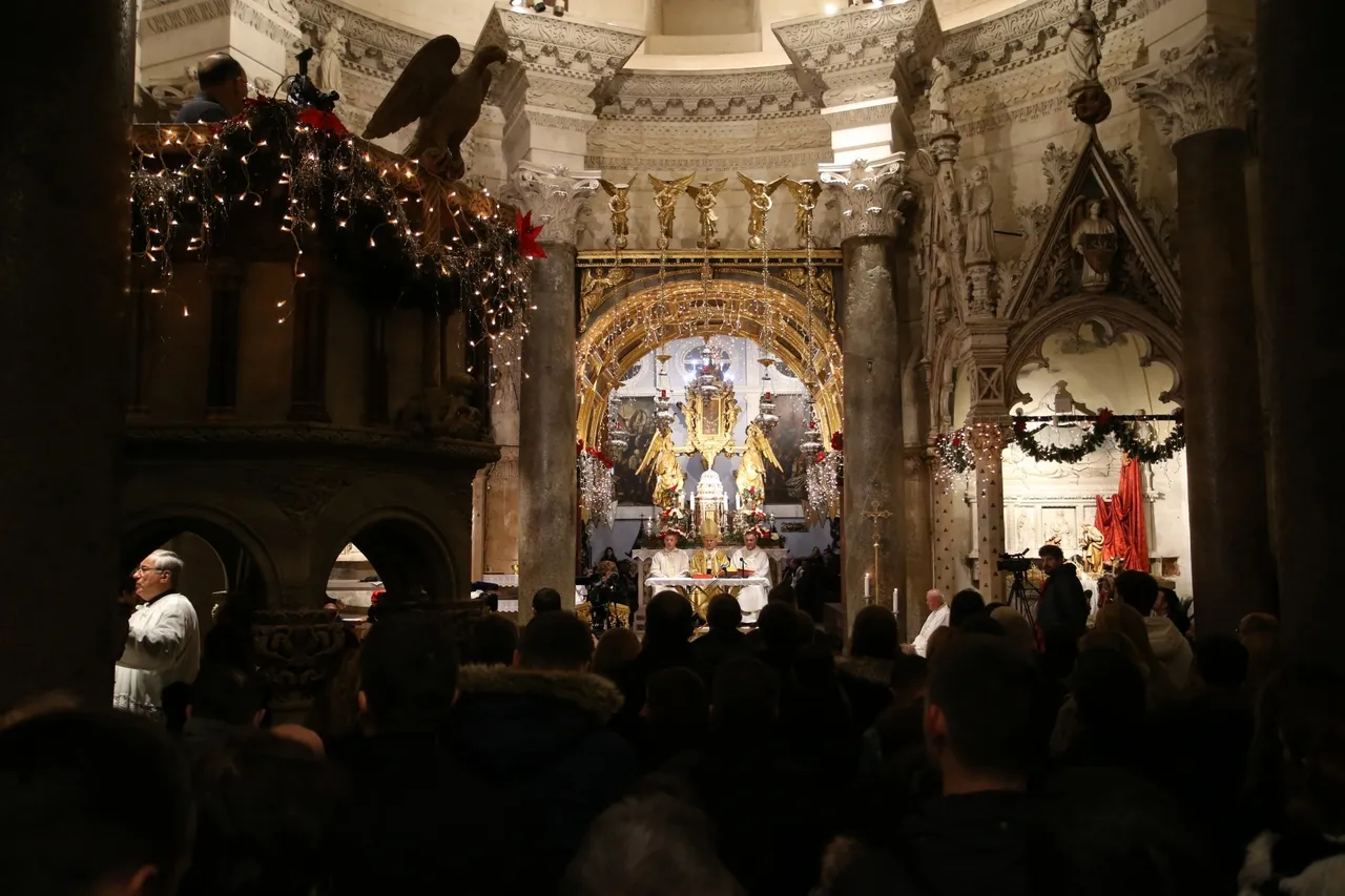 Mons. Marin Barišić predvodio polnoćku u splitskoj katedrali