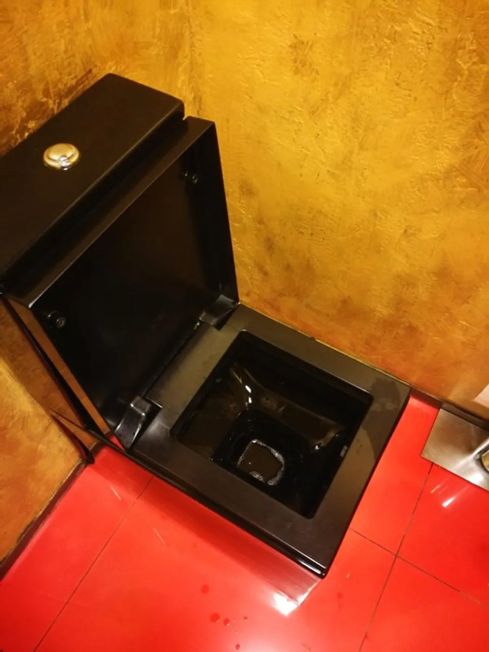 toilet-designs-so-bad-youd-think-theyre-full-of-st-29-photos-9