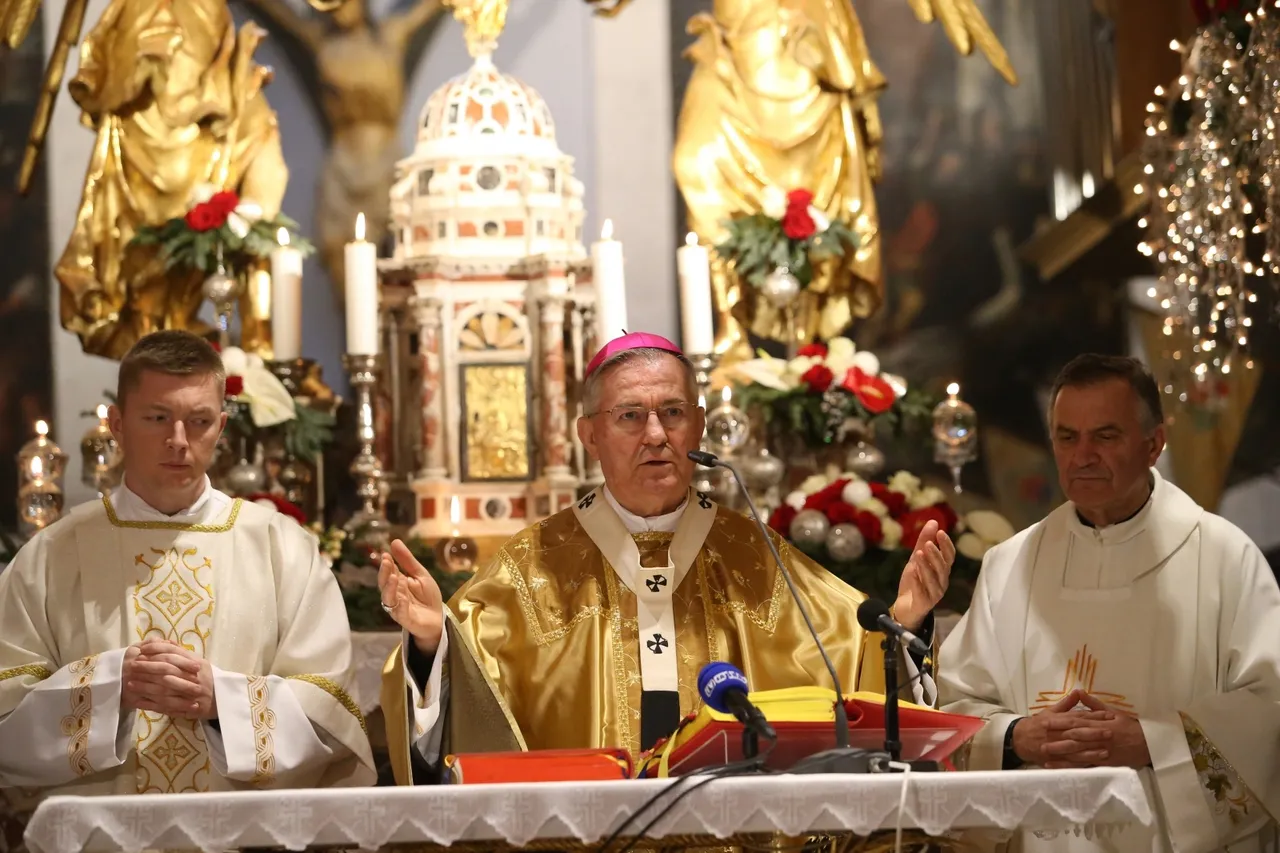 Mons. Marin Barišić predvodio polnoćku u splitskoj katedrali