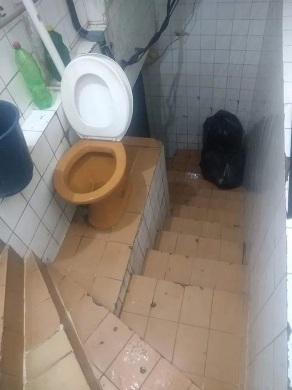 toilet-designs-so-bad-youd-think-theyre-full-of-st-29-photos-18