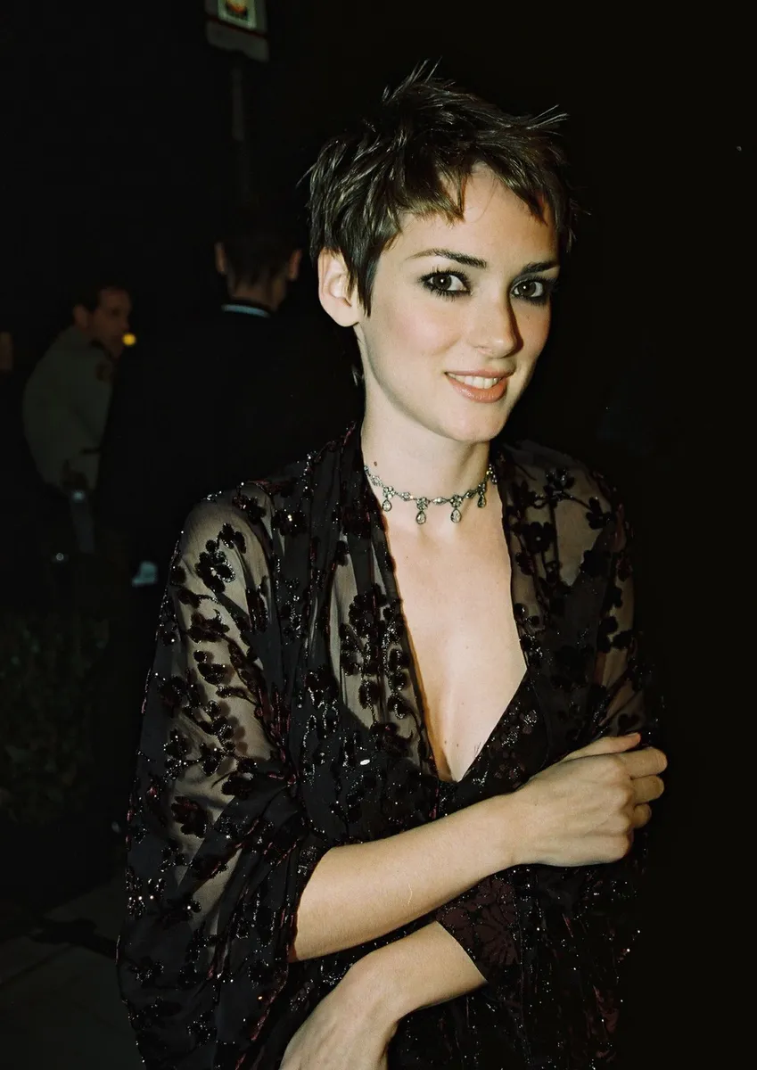 Vanity Fair party 1998. godine na kojem je Winona zabljesnula u crnoj kombinaciji i svojoj prepoznatljivoj kratkoj frizuri.