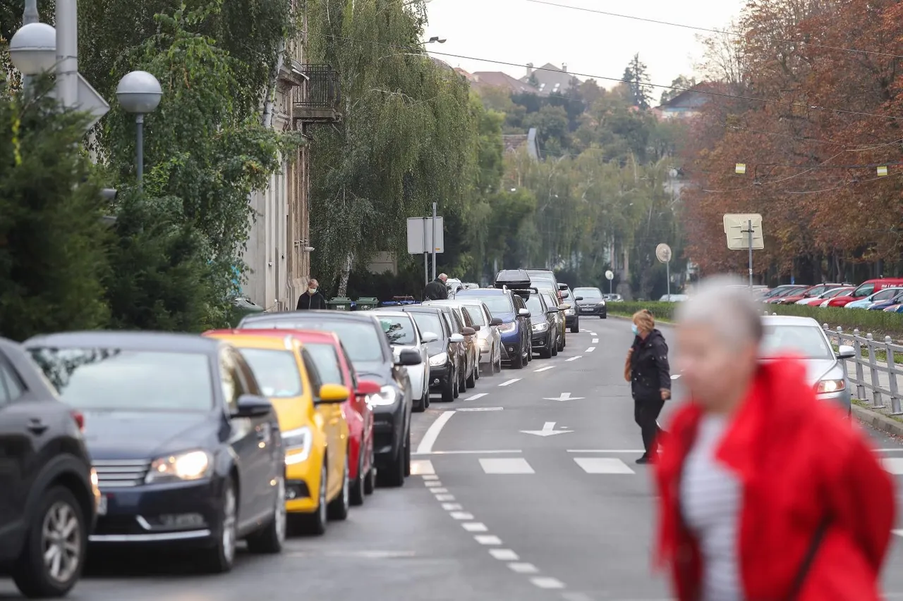 Zagreb: Gužva za testiranje na koronavirus, auti stoje u koloni