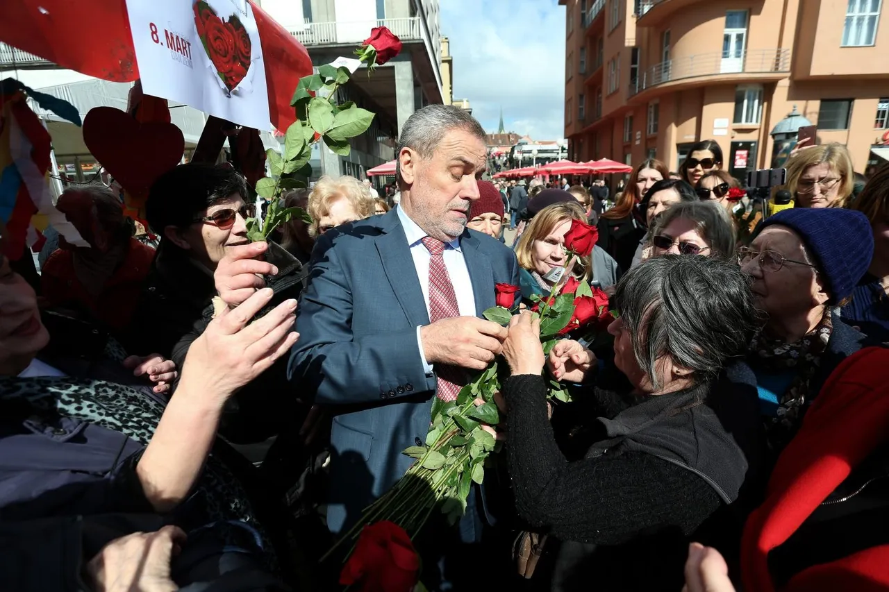 Gradonačelnik okružen ženama: Bandić povodom Dana žena dijelio ruže pripadnicama ljepšeg spola