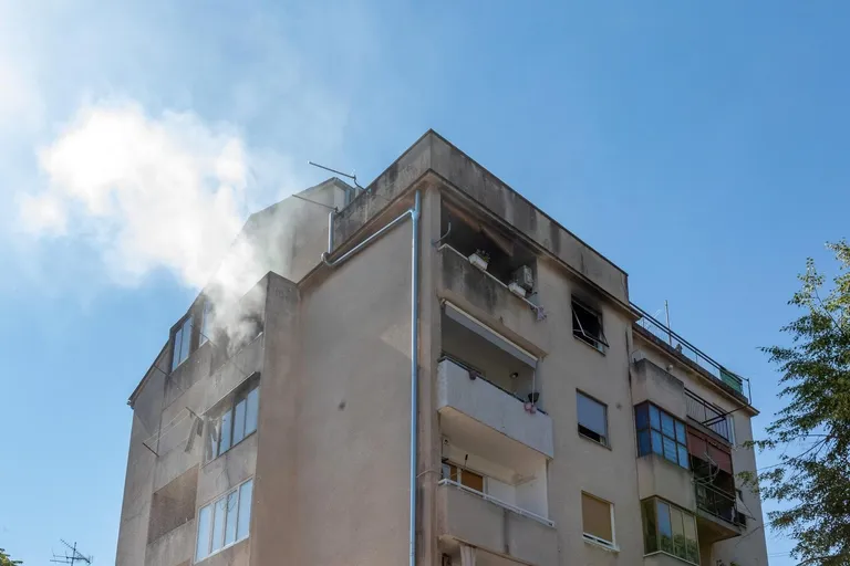 Pula: Pogledajte kako su vatrogasci ugasili požar na četvrtom katu u Tomasinijevoj ulici