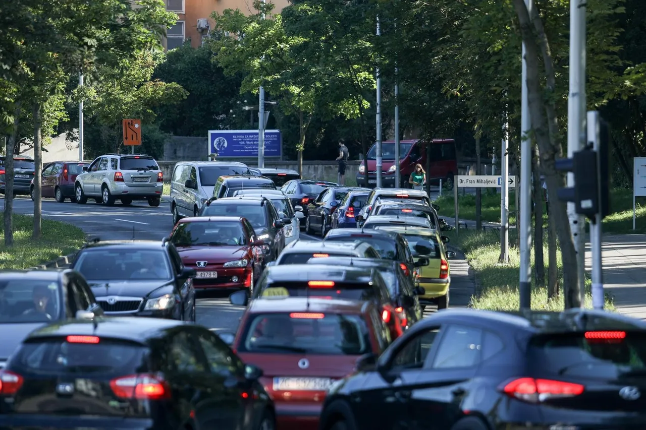 Zagreb: Kolona automobila stvorila se zbog povećanog broja testiranja osoba na koronavirus