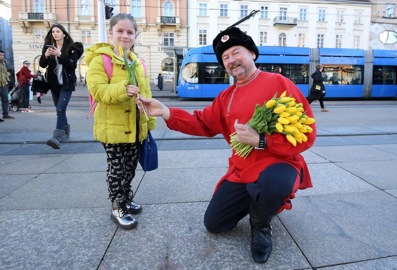 Volonteri akcije Rusija - Ljubav bez granica dijelili cvijeće i razglednice povodom Dana žena