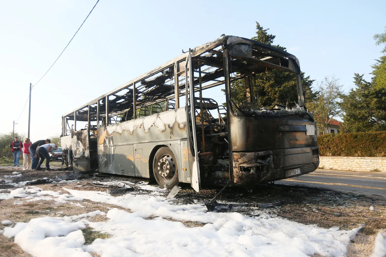 Kod Trbounja se zapalio i izgorio Autotransportov autobus, nema ozlijeđenih