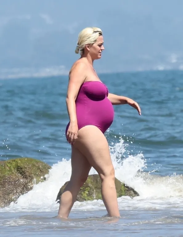 *PREMIUM-EXCLUSIVE* Heavily pregnant Katy Perry slips into a plum one-piece for a swim in Malibu *WEB EMBARGO UNTIL 9 AM PDT ON JULY 14, 2020*