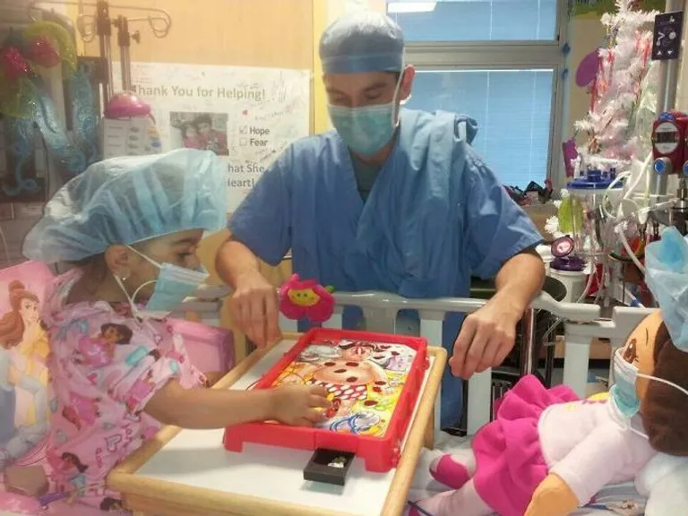 'Moja dvogodišnja nećakinja koja je hospitalizirana provodi vrijeme igrajući 'Operaciju' sa svojim liječnikom. Sva sređena i spremna za operaciju!'